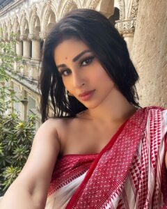 Mouni Roy Instagram - नयनतारा 🌸শুভ মহালয়া 🌸