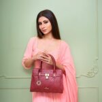 Mouni Roy Instagram - @lavieworld has a bag for my every mood! Get amazing deals on Lavie bags now!👀 @flipkart #TheBigBillionDays 💯 . . #lavieworld #laviebags #handbag #sale #bigbilliondays #laviegirltribe #fashion #flipkart #explore #weekend #mouniroyxlavie #laviebags #ad