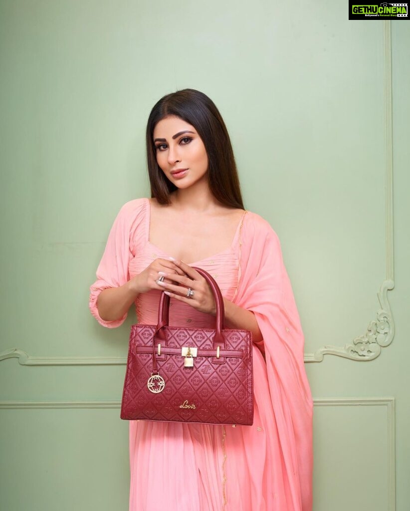 Mouni Roy Instagram - @lavieworld has a bag for my every mood! Get amazing deals on Lavie bags now!👀 @flipkart #TheBigBillionDays 💯 . . #lavieworld #laviebags #handbag #sale #bigbilliondays #laviegirltribe #fashion #flipkart #explore #weekend #mouniroyxlavie #laviebags #ad