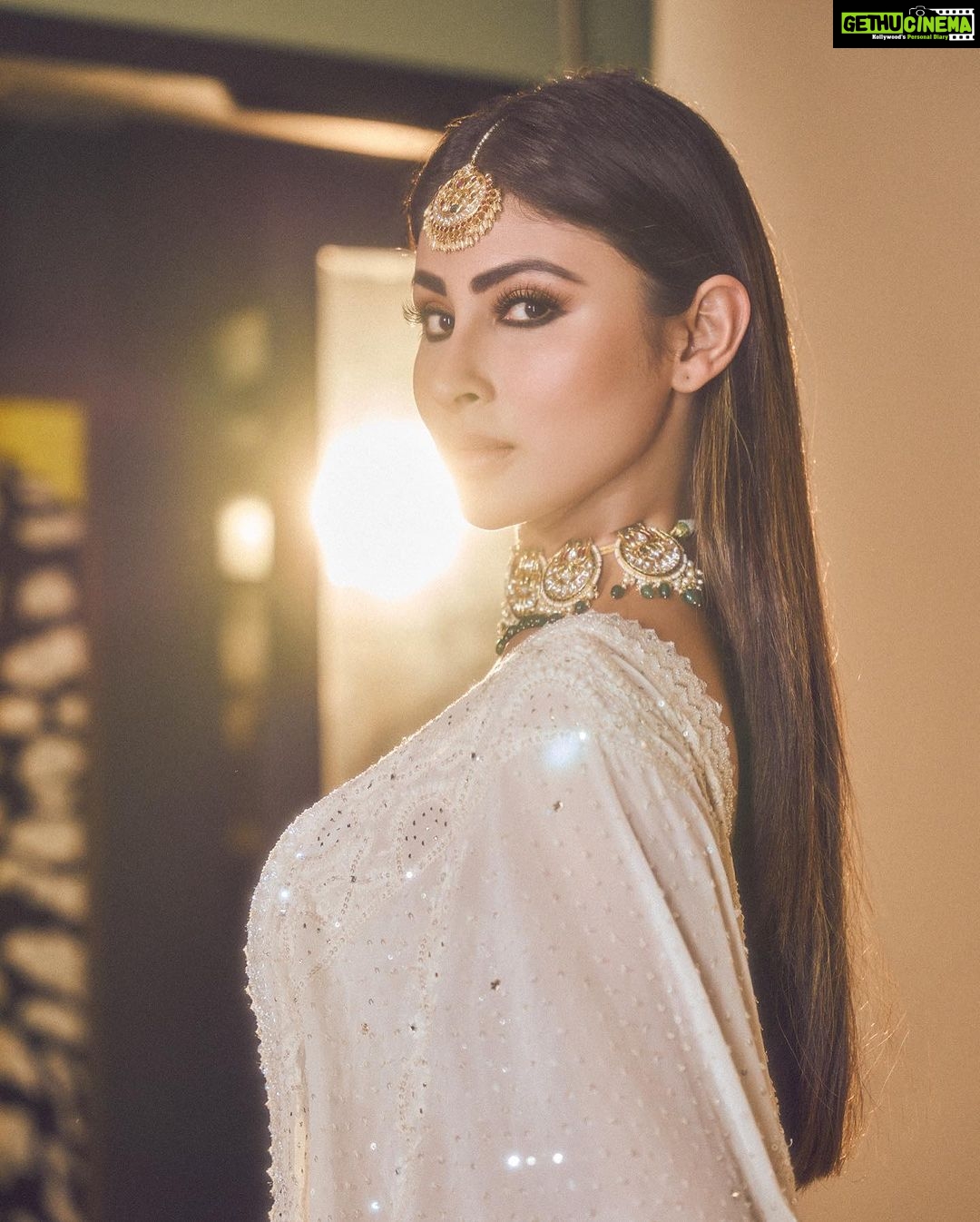 Mouni Roy Instagram - Diwali nights 🪔 ✨ • • • Wearing- @sawangandhiofficial Jewellery- @golecha_jewels Styled by- @rishika_devnani Assisted by- @stylebyvanshika Hair- @hairbysharda Makeup- @mukeshpatilmakeup Captured by- @amannagoshe