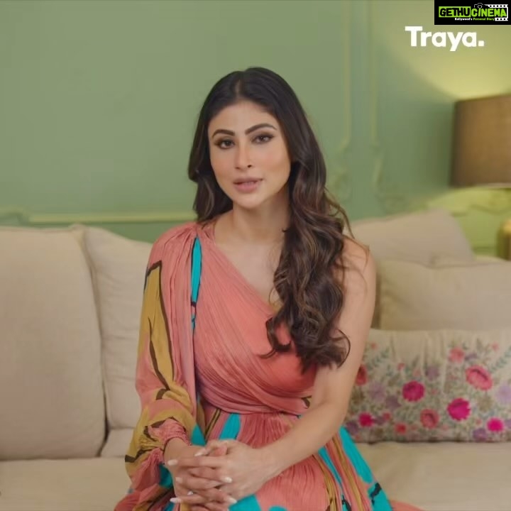 Mouni Roy Instagram - Success aur lambe, ghane baalo mein pata hai common kya hai? Dono asani se nahi milte. It took a lot of hard work to make my Bollywood dream come true. So if you dream of having long, thick, and healthy hair, choose Traya. They combine the power of Dermatology, Ayurveda, and Nutrition to create a customised hair routine for your hair. Visit @traya.women to start your hair growth journey today.