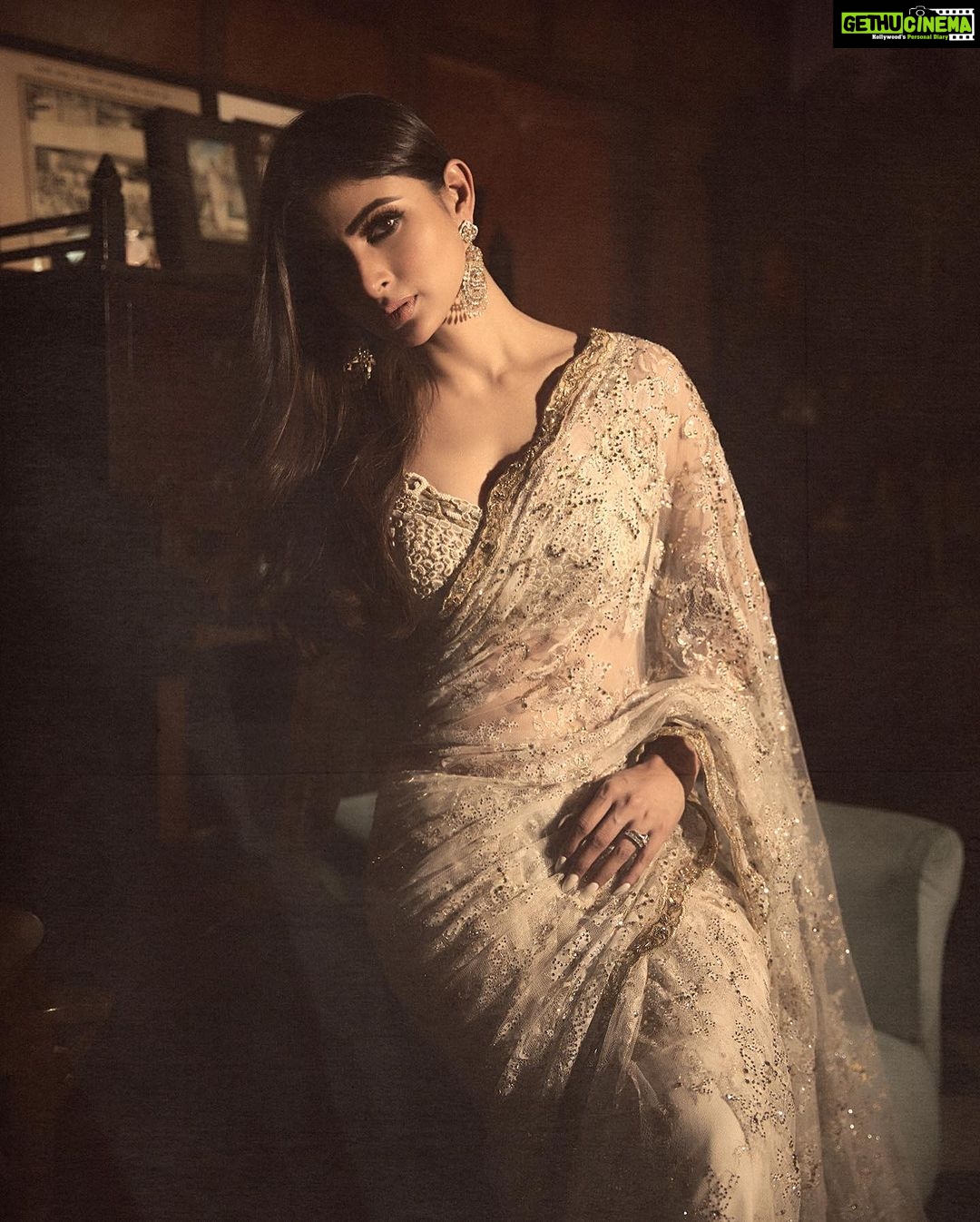 Mouni Roy Instagram - Live by the Sun, Love by the moon… • • • @trishilagoculdas s home isn’t just a beautiful home, it’s stories, heritage & generations of love. You can see it in every room, every corner, every floor. I love you but might love your home a lil more 🤪😝 Wearing- @geishadesigns Jewellery- @razwada.jewels Styled by- @rishika_devnani Assisted by- @stylebyvanshika Hair- @chettiarqueensly Makeup- @mukeshpatilmakeup Captured by- @gohil_jeet