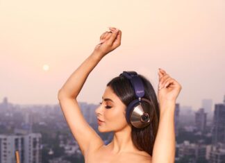 Mouni Roy Instagram - Groovin’ n movin’ with my Dyson Zone! A fascinating piece of tech by @dyson_india⚡ #Dysonzone #Dysonindia