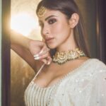 Mouni Roy Instagram - Diwali nights 🪔 ✨ • • • Wearing- @sawangandhiofficial Jewellery- @golecha_jewels Styled by- @rishika_devnani Assisted by- @stylebyvanshika Hair- @hairbysharda Makeup- @mukeshpatilmakeup Captured by- @amannagoshe