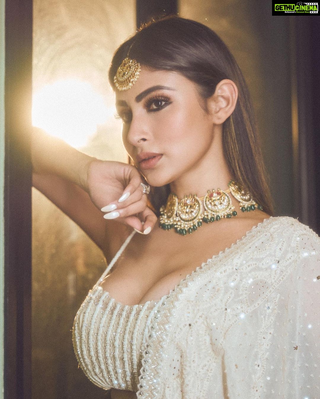 Mouni Roy Instagram - Diwali nights 🪔 ✨ • • • Wearing- @sawangandhiofficial Jewellery- @golecha_jewels Styled by- @rishika_devnani Assisted by- @stylebyvanshika Hair- @hairbysharda Makeup- @mukeshpatilmakeup Captured by- @amannagoshe