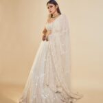 Mouni Roy Instagram - Diwali nights 🪔 ✨ • • • Wearing- @sawangandhiofficial Jewellery- @golecha_jewels Styled by- @rishika_devnani Assisted by- @stylebyvanshika Hair- @hairbysharda Makeup- @mukeshpatilmakeup Captured by- @amannagoshe