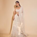 Mouni Roy Instagram - Diwali nights 🪔 ✨ • • • Wearing- @sawangandhiofficial Jewellery- @golecha_jewels Styled by- @rishika_devnani Assisted by- @stylebyvanshika Hair- @hairbysharda Makeup- @mukeshpatilmakeup Captured by- @amannagoshe