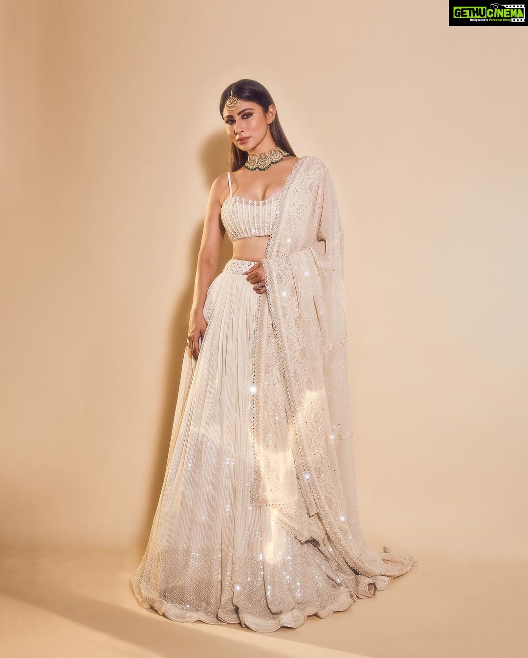 Mouni Roy Instagram - Diwali nights 🪔 ✨ • • • Wearing- @sawangandhiofficial Jewellery- @golecha_jewels Styled by- @rishika_devnani Assisted by- @stylebyvanshika Hair- @hairbysharda Makeup- @mukeshpatilmakeup Captured by- @amannagoshe