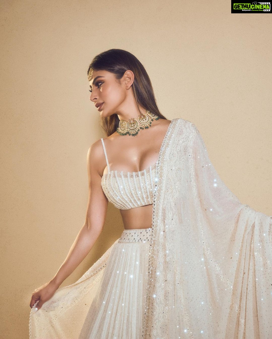 Mouni Roy Instagram - Diwali nights 🪔 ✨ • • • Wearing- @sawangandhiofficial Jewellery- @golecha_jewels Styled by- @rishika_devnani Assisted by- @stylebyvanshika Hair- @hairbysharda Makeup- @mukeshpatilmakeup Captured by- @amannagoshe