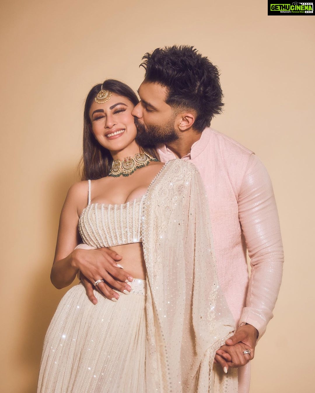 Mouni Roy Instagram - Diwali nights 🪔 ✨ #me&mine🧿 • • • Wearing- @sawangandhiofficial Jewellery- @golecha_jewels Styled by- @rishika_devnani Assisted by- @stylebyvanshika Hair- @hairbysharda Makeup- @mukeshpatilmakeup Captured by- @amannagoshe
