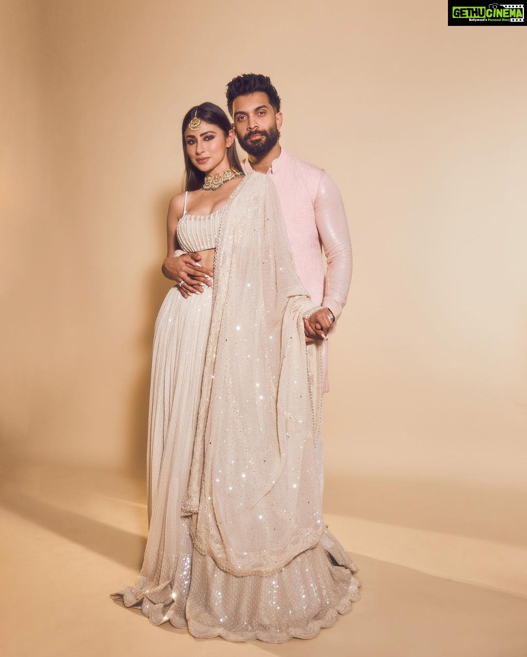 Mouni Roy Instagram - Diwali nights 🪔 ✨ #me&mine🧿 • • • Wearing- @sawangandhiofficial Jewellery- @golecha_jewels Styled by- @rishika_devnani Assisted by- @stylebyvanshika Hair- @hairbysharda Makeup- @mukeshpatilmakeup Captured by- @amannagoshe