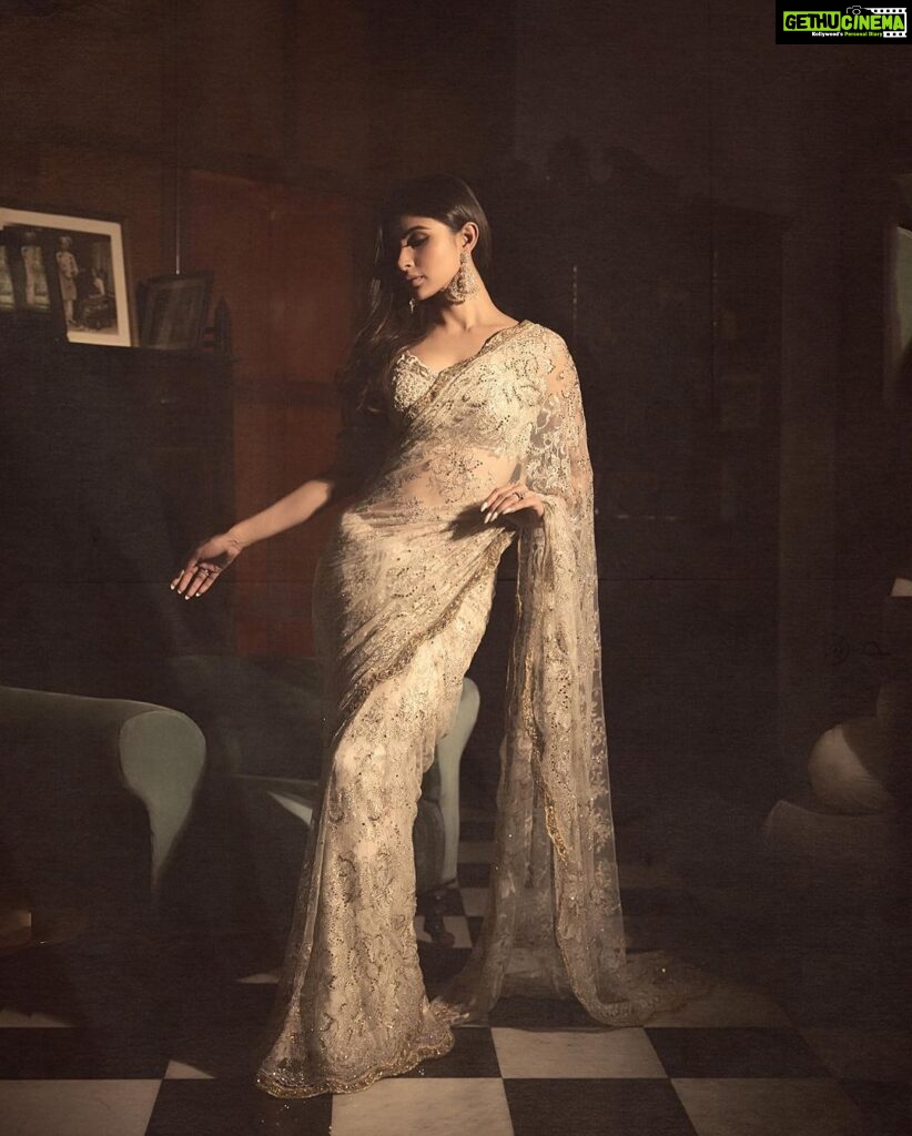 Mouni Roy Instagram - Live by the Sun, Love by the moon… • • • @trishilagoculdas s home isn’t just a beautiful home, it’s stories, heritage & generations of love. You can see it in every room, every corner, every floor. I love you but might love your home a lil more 🤪😝 Wearing- @geishadesigns Jewellery- @razwada.jewels Styled by- @rishika_devnani Assisted by- @stylebyvanshika Hair- @chettiarqueensly Makeup- @mukeshpatilmakeup Captured by- @gohil_jeet