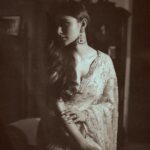 Mouni Roy Instagram – Live by the Sun,
Love by the moon…
•
•
•
@trishilagoculdas s home isn’t just a beautiful home, it’s stories, heritage & generations of love. You can see it in every room, every corner, every floor. I love you but might love your home a lil more 🤪😝

Wearing- @geishadesigns
Jewellery- @razwada.jewels
Styled by- @rishika_devnani
Assisted by- @stylebyvanshika
Hair- @chettiarqueensly
Makeup- @mukeshpatilmakeup
Captured by- @gohil_jeet