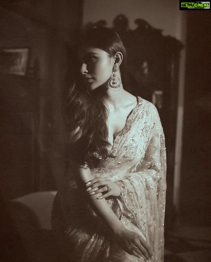Mouni Roy Instagram - Live by the Sun, Love by the moon… • • • @trishilagoculdas s home isn’t just a beautiful home, it’s stories, heritage & generations of love. You can see it in every room, every corner, every floor. I love you but might love your home a lil more 🤪😝 Wearing- @geishadesigns Jewellery- @razwada.jewels Styled by- @rishika_devnani Assisted by- @stylebyvanshika Hair- @chettiarqueensly Makeup- @mukeshpatilmakeup Captured by- @gohil_jeet