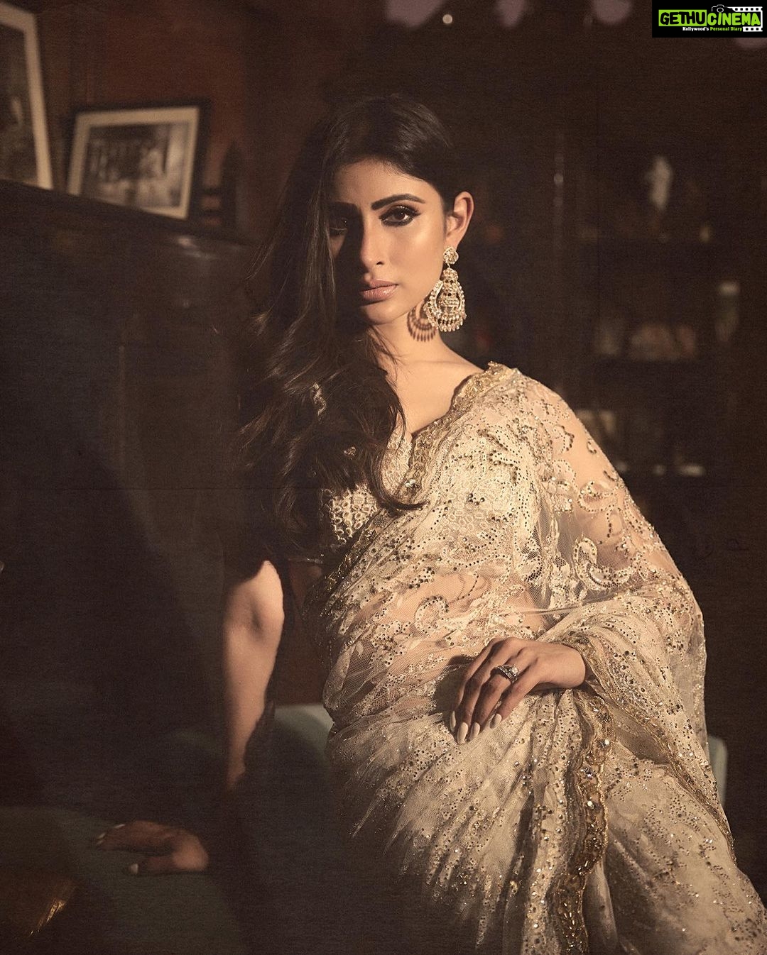 Mouni Roy Instagram - Live by the Sun, Love by the moon… • • • @trishilagoculdas s home isn’t just a beautiful home, it’s stories, heritage & generations of love. You can see it in every room, every corner, every floor. I love you but might love your home a lil more 🤪😝 Wearing- @geishadesigns Jewellery- @razwada.jewels Styled by- @rishika_devnani Assisted by- @stylebyvanshika Hair- @chettiarqueensly Makeup- @mukeshpatilmakeup Captured by- @gohil_jeet