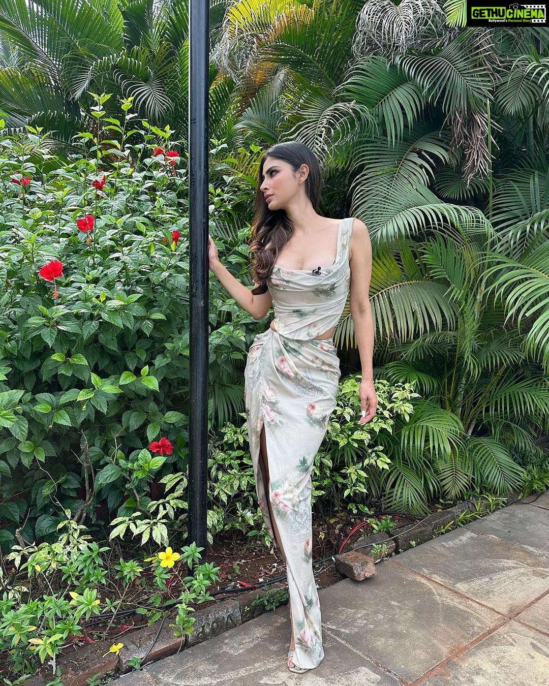 Mouni Roy Instagram - Queen of hearts #TemptationIslandIndia 👸♥️
