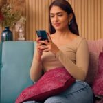 Mrunal Thakur Instagram - Iss Diwali, phone aisa flaunt karo ki chaar log bolein – oh so lovely, oh #SoPink! 😎 💖 Just locked my festive look with the incredibly fast & fantastic Nokia G42 5G, available in #SoPink, #SoPurple and #SoGrey. 📱 Tell me which colour are you gonna pick this festive season? Buy it on Amazon. #NokiaG42_5G #Nokiaphones #Nokiasmartphones #Ad