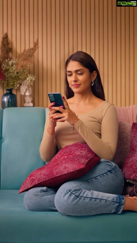 Mrunal Thakur Instagram - Iss Diwali, phone aisa flaunt karo ki chaar log bolein – oh so lovely, oh #SoPink! 😎 💖 Just locked my festive look with the incredibly fast & fantastic Nokia G42 5G, available in #SoPink, #SoPurple and #SoGrey. 📱 Tell me which colour are you gonna pick this festive season? Buy it on Amazon. #NokiaG42_5G #Nokiaphones #Nokiasmartphones #Ad