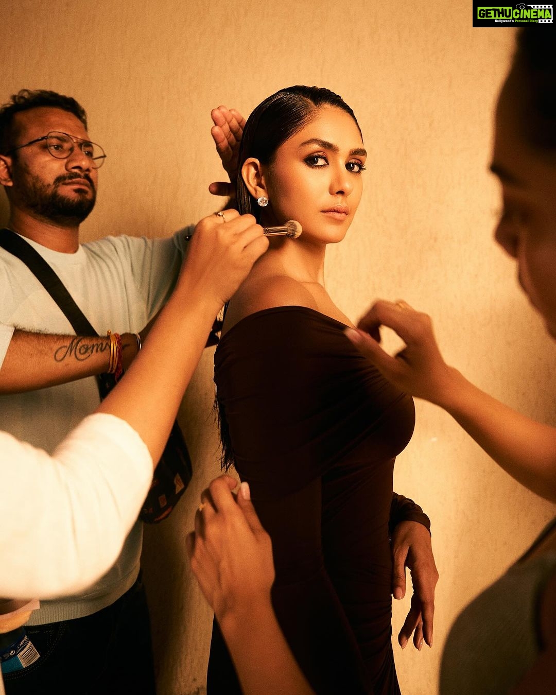 Mrunal Thakur Instagram - Pippa’s premiere night ✨ #IdStopScrollingToo