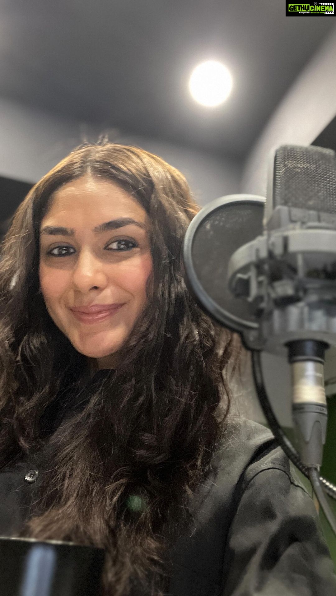 Mrunal Thakur Instagram - Mic Check, Vibe Check, my kinda type check 🤗#GuessWhatsBrewing