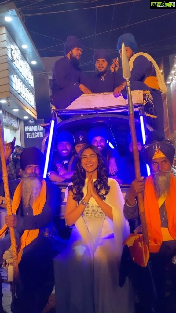 Mrunal Thakur Instagram - Chalo ho jaye Sat Sri Akaal! 🥳 I'm so glad to finally share this one with you all and I hope you have as much fun watching #AankhMicholi, as we did shooting it!