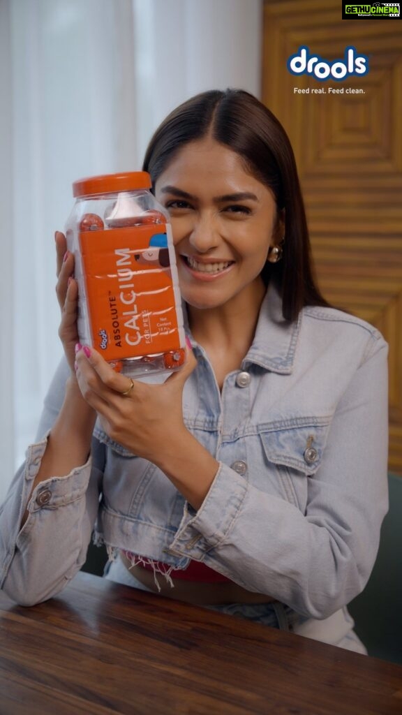 Mrunal Thakur Instagram - It’s time to treat your doggo with the ulti-mutt treat 🐾 Made with the goodness of real chicken and a whole lot of love, Drools Sausages will have your pupper drooling for more. Drools Feed Real Feed Clean 🐾 #droolsindia #dogs #treats #doglovers #pets #petfood #Ad