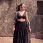 Mrunal Thakur Instagram - Just looking like a wow 🤪🖤