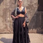 Mrunal Thakur Instagram - Just looking like a wow 🤪🖤