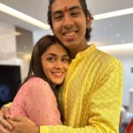 Mrunal Thakur Instagram - I LOVE YOU NA 🌻💕🦋🎈 Happy 19th my baby!