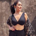 Mrunal Thakur Instagram - Just looking like a wow 🤪🖤