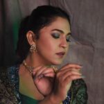 Mrunmayee Deshpande Instagram – 💚
@nehachaudhary_ @sujatakadam_ @snehakelkar906 @sarrikaaaaaa Outfit: @thejaipurstory
Jeweller: @shopravyaa
