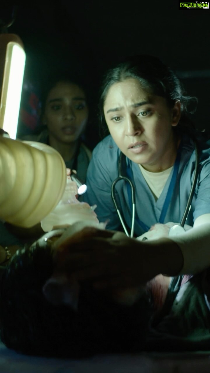 Mrunmayee Deshpande Instagram - When human spirit shines through the worst of times ✨ #AisaLagey, song out now on @sonymusicindia #MumbaiDiariesOnPrime @primevideoin @nikkhiladvani @onlyemmay @madhubhojwani @emmayentertainment @merainna @konkona @shreyadhan13 @natashabharadwaj_official @satyajeetdubey @desaitina @parambratachattopadhyay @iridhidogra @grumpyoldbelawadi @ashuphatak @ashesinwind @mandarofficial