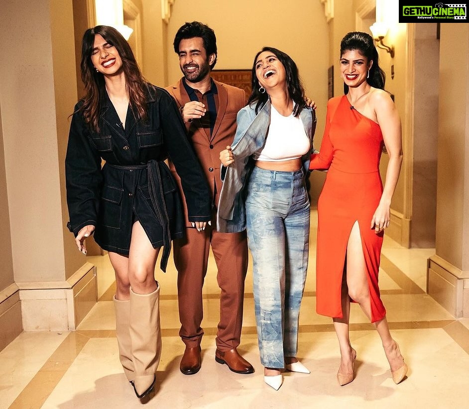 Mrunmayee Deshpande Instagram - Posted @withregram β’ @satyajeetdubey The lad and the ladies basking in the glow of these amazing reviews! πβ¨ #Grateful #MumbaiDiariesOnPrime, watch now on @primevideoin @nikkhiladvani @onlyemmay @madhubhojwani @emmayentertainment @merainna @konkona @shreyadhan13 @mrunmayeedeshpande @natashabharadwaj_official @desaitina @parambratachattopadhyay @iridhidogra @grumpyoldbelawadi @sanyukthac @yashchhetija @persisyphus