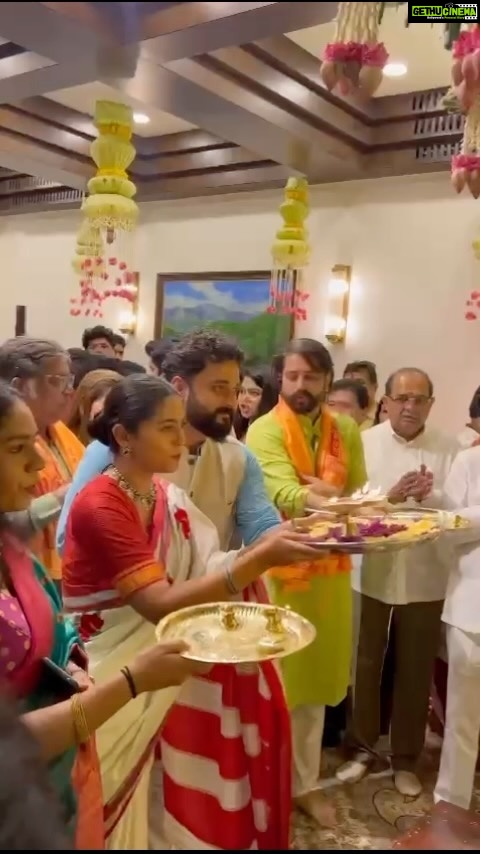 Mrunmayee Deshpande Instagram - काल माननीय मुख्यमंत्री श्री.एकनाथ शिंदे साहेब यांच्या निवासस्थानी, बाप्पाच्या दर्शनाचा योग आला… खूप खूप आभार🙏 @mangeshdesaiofficial @drshrikantshinde @mieknathshinde @swapnilrao11
