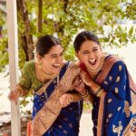 Mrunmayee Deshpande Instagram - जेवढे काढले तेवढे टाकले Pc - @swanandtendulkar #sisterlove #sisters #wedding #saree #sareelove