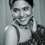 Mrunmayee Deshpande Instagram - महाराष्ट्राच्या महानायकांना सलाम! Styled by - @nehachaudhary_ Clicked by - @kalyaam_2.0 Makeup- @sujatakadam_ Hair - @snehakelkar906 #blackandwhite