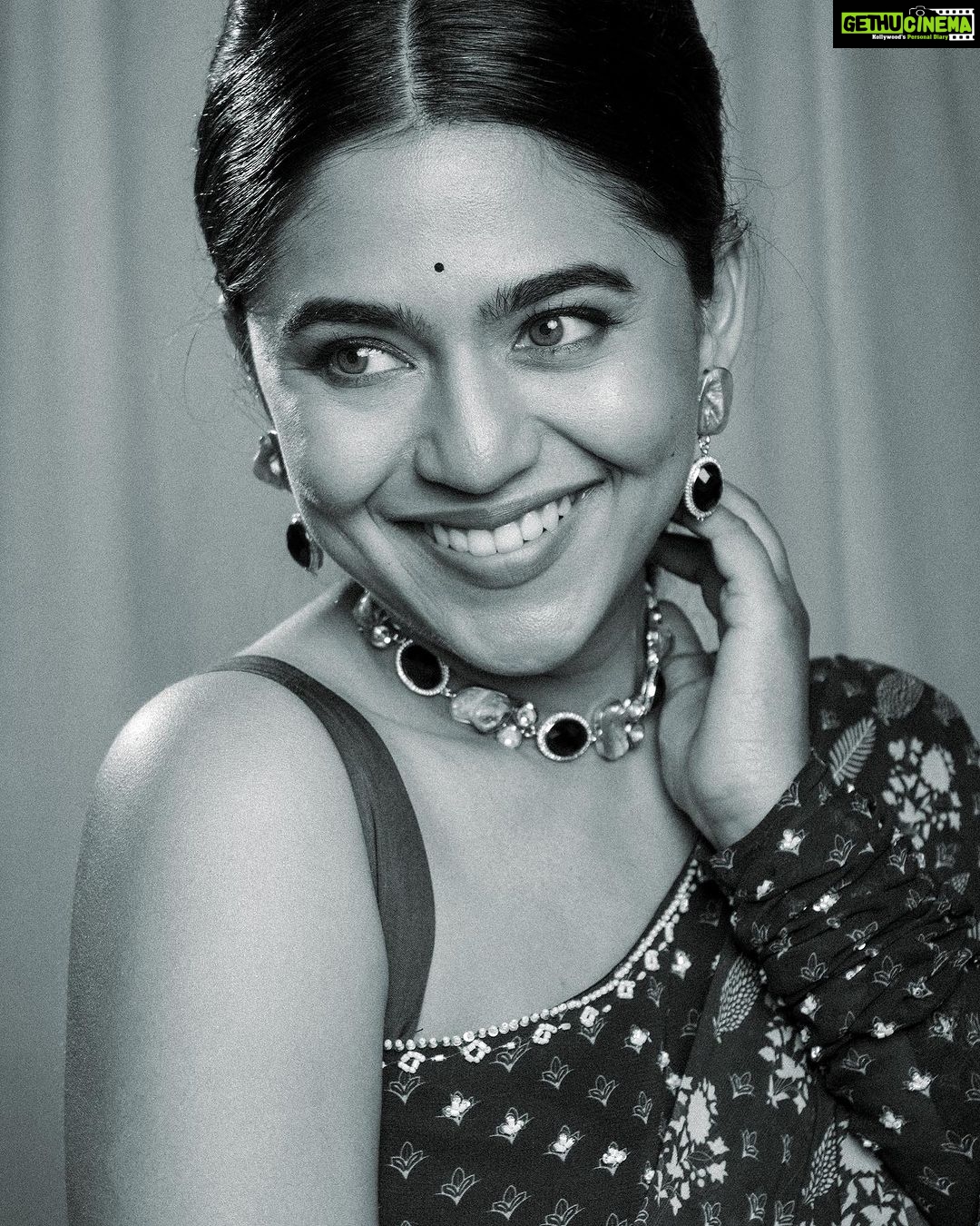 Mrunmayee Deshpande Instagram - महाराष्ट्राच्या महानायकांना सलाम! Styled by - @nehachaudhary_ Clicked by - @kalyaam_2.0 Makeup- @sujatakadam_ Hair - @snehakelkar906 #blackandwhite