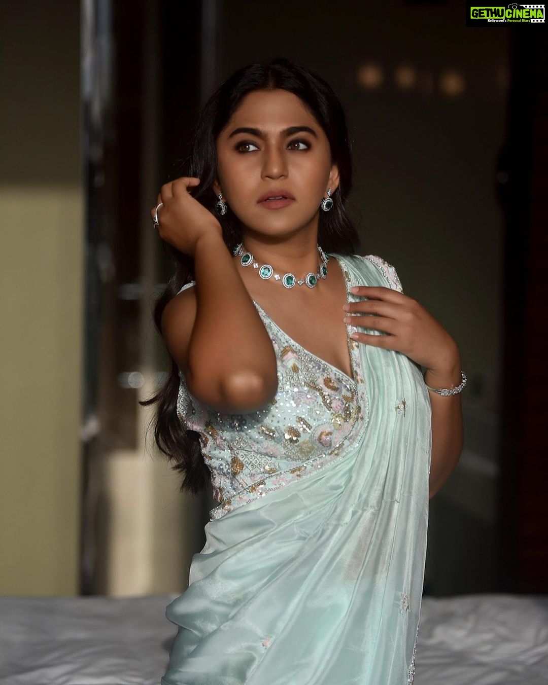 Mrunmayee Deshpande Instagram - 🩵✨ 📸 -@saneshashank Styling - @style_by_apurva Outfit - @rangvarsha.pehenava Jewellery- @shopswaabhi #awardshow #anchor #photoshoot #styling #saree #instagram #instadaily #mariott #event #outfit #indian #trending #trendingreels #instareels #reelitfeelit #reelkarofeelkaro