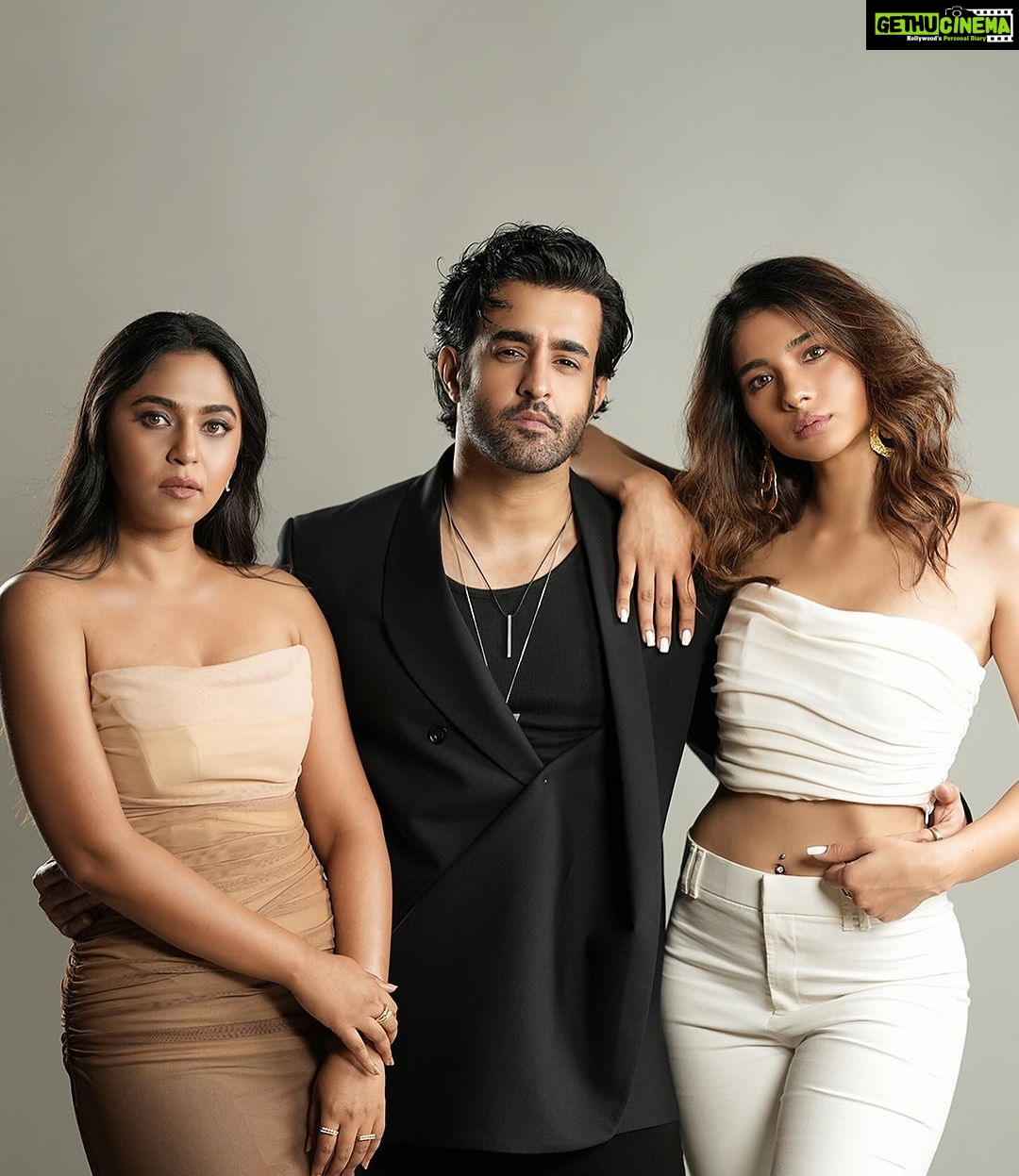 Mrunmayee Deshpande Instagram - We're all about 'treat'ing š #MumbaiDiariesOnPrime, watch now on @primevideoin @nikkhiladvani @onlyemmay @madhubhojwani @emmayentertainment @merainna @natashabharadwaj_official @satyajeetdubey @desaitina