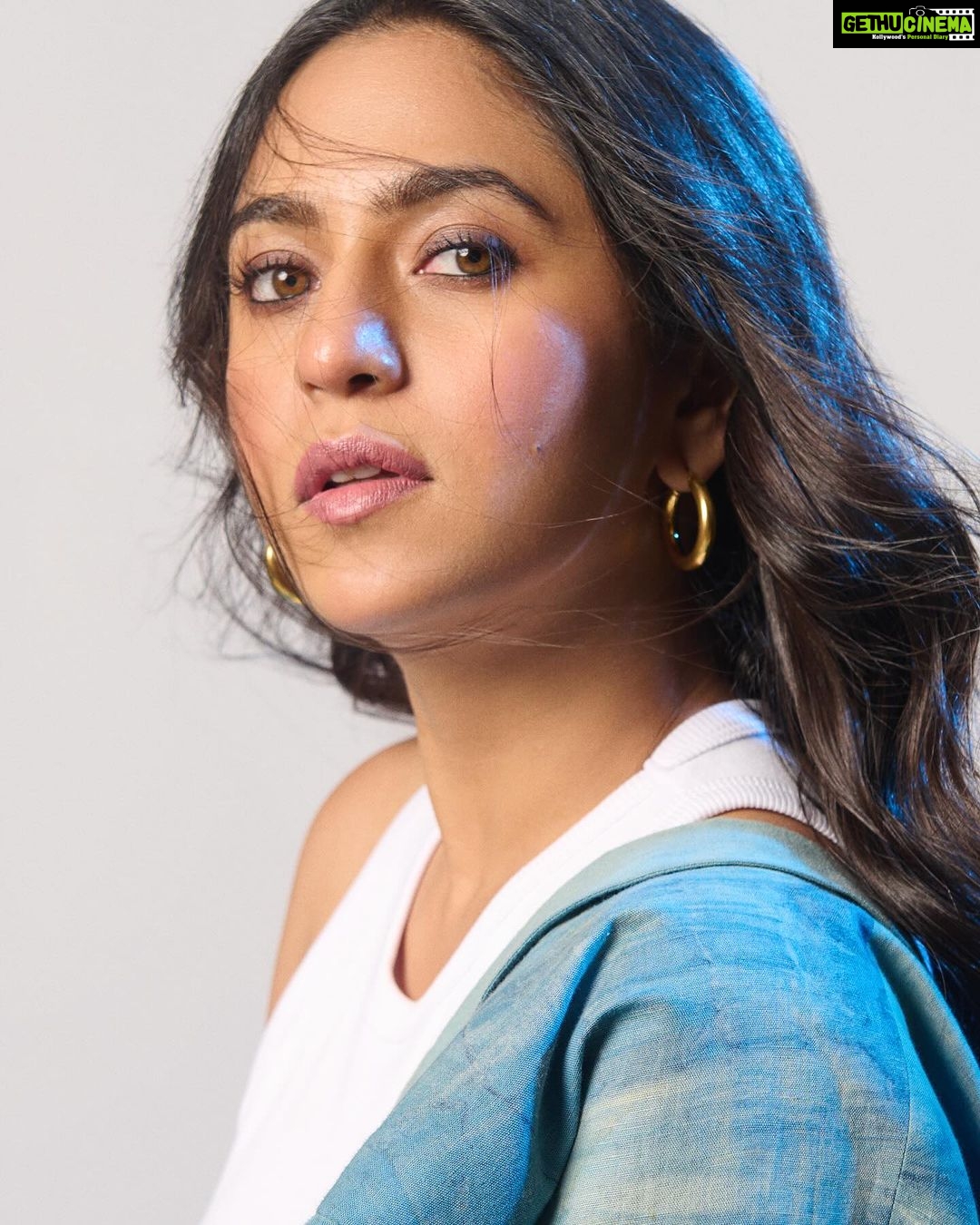 Mrunmayee Deshpande Instagram - Mumbai Diaries 2! 🩵 @amazonprime @primevideoin @emmayentertainment Styled by - @nehachaudhary_ Outfit - @joinalternative Makeup - @saurabh_kapade Hair - @nilampatel12 Captured by - @kalyaam_2.0 ❤️ #promotion #mumbai #diaries #new #season #style #courage