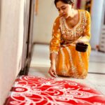Mrunmayee Deshpande Instagram – The art and the artist! 
Pc @swapnilrao11