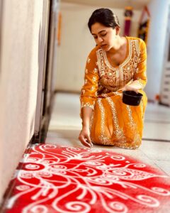 Mrunmayee Deshpande Instagram - The art and the artist! 
Pc @swapnilrao11