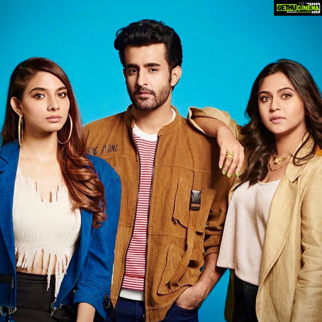Mrunmayee Deshpande Instagram - the best on/off screen trio, @nikkhiladvani ‘s triplets for screen, the triumvirate of #BombayGenralHospital Dr. Diya, Dr. Sujata & Dr. Ahaan 🩺🤍🥼 thank you for all the love guys. #MumbaiDiariesOnPrime @primevideoin watch now! @nikkhiladvani @onlyemmay @madhubhojwani @emmayentertainment @merainna @konkona @shreyadhan13 @mrunmayeedeshpande @natashabharadwaj_official @desaitina @parambratachattopadhyay @iridhidogra @grumpyoldbelawadi @sanyukthac @yashchhetija @persisyphus