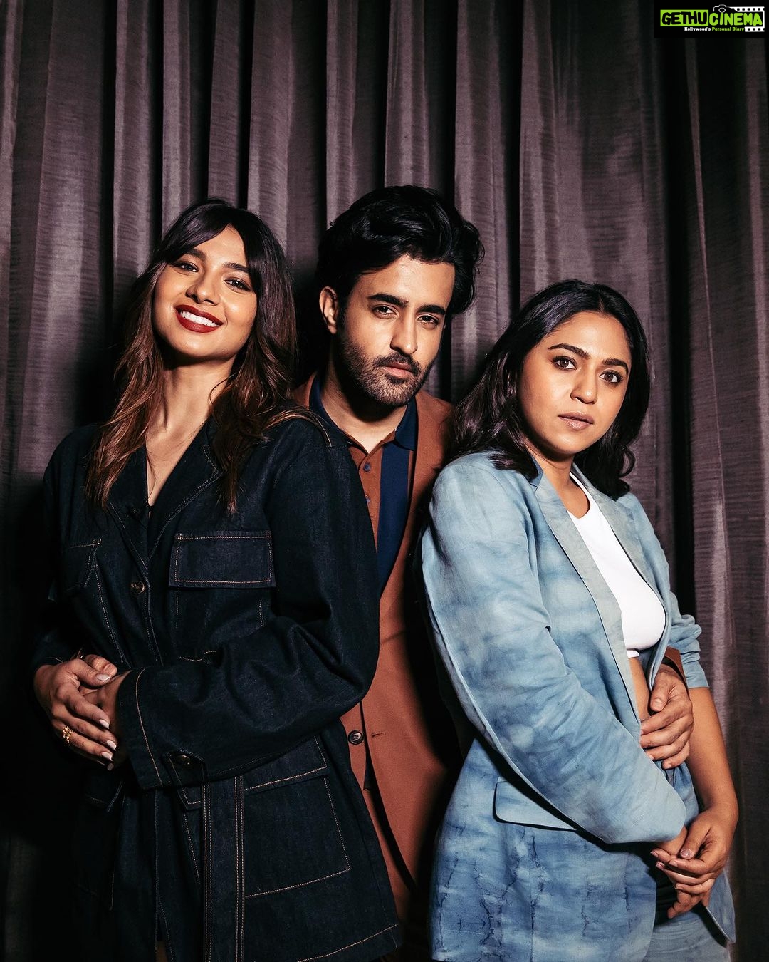 Mrunmayee Deshpande Instagram - the best on/off screen trio, @nikkhiladvani ‘s triplets for screen, the triumvirate of #BombayGenralHospital Dr. Diya, Dr. Sujata & Dr. Ahaan 🩺🤍🥼 thank you for all the love guys. #MumbaiDiariesOnPrime @primevideoin watch now! @nikkhiladvani @onlyemmay @madhubhojwani @emmayentertainment @merainna @konkona @shreyadhan13 @mrunmayeedeshpande @natashabharadwaj_official @desaitina @parambratachattopadhyay @iridhidogra @grumpyoldbelawadi @sanyukthac @yashchhetija @persisyphus