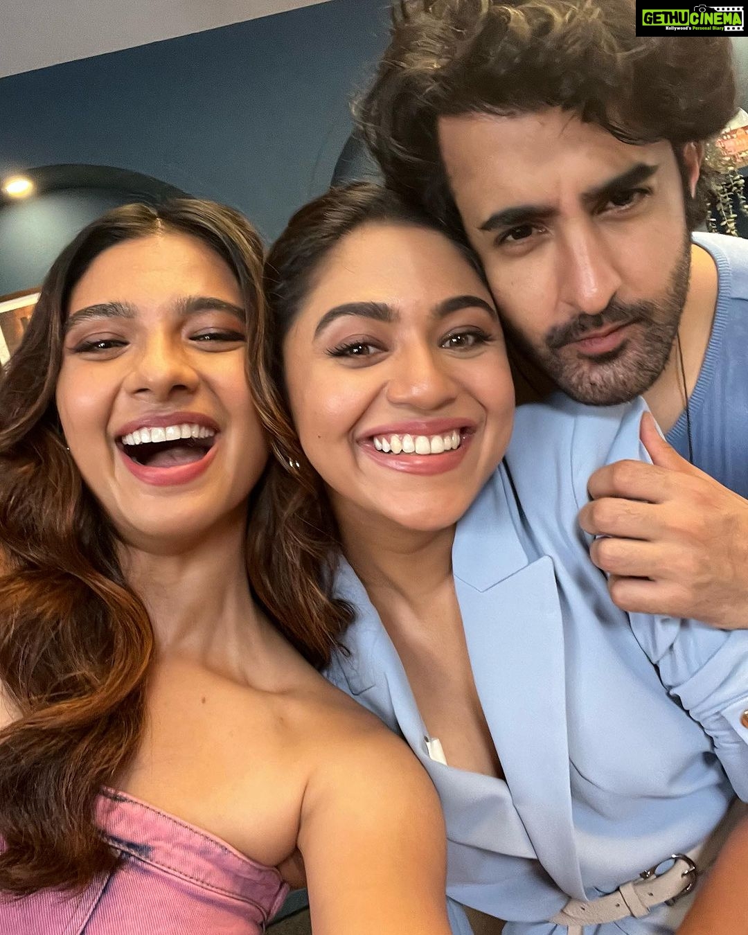 Mrunmayee Deshpande Instagram - the best on/off screen trio, @nikkhiladvani ‘s triplets for screen, the triumvirate of #BombayGenralHospital Dr. Diya, Dr. Sujata & Dr. Ahaan 🩺🤍🥼 thank you for all the love guys. #MumbaiDiariesOnPrime @primevideoin watch now! @nikkhiladvani @onlyemmay @madhubhojwani @emmayentertainment @merainna @konkona @shreyadhan13 @mrunmayeedeshpande @natashabharadwaj_official @desaitina @parambratachattopadhyay @iridhidogra @grumpyoldbelawadi @sanyukthac @yashchhetija @persisyphus