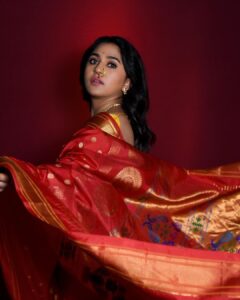 Mrunmayee Deshpande Instagram - 🙏🙏

Saree: @pratha_sarees
Jewellery: @treasureboxforyou
Styled by : @nehachaudhary_ 
 📸 @sarrikaaaaaa 
@snehakelkar906 @sujatakadam_ 
#traditional #saree #sareelove #bappa #special
