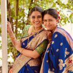Mrunmayee Deshpande Instagram - जेवढे काढले तेवढे टाकले Pc - @swanandtendulkar #sisterlove #sisters #wedding #saree #sareelove