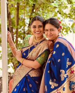 Mrunmayee Deshpande Instagram - जेवढे काढले तेवढे टाकले Pc - @swanandtendulkar #sisterlove #sisters #wedding #saree #sareelove