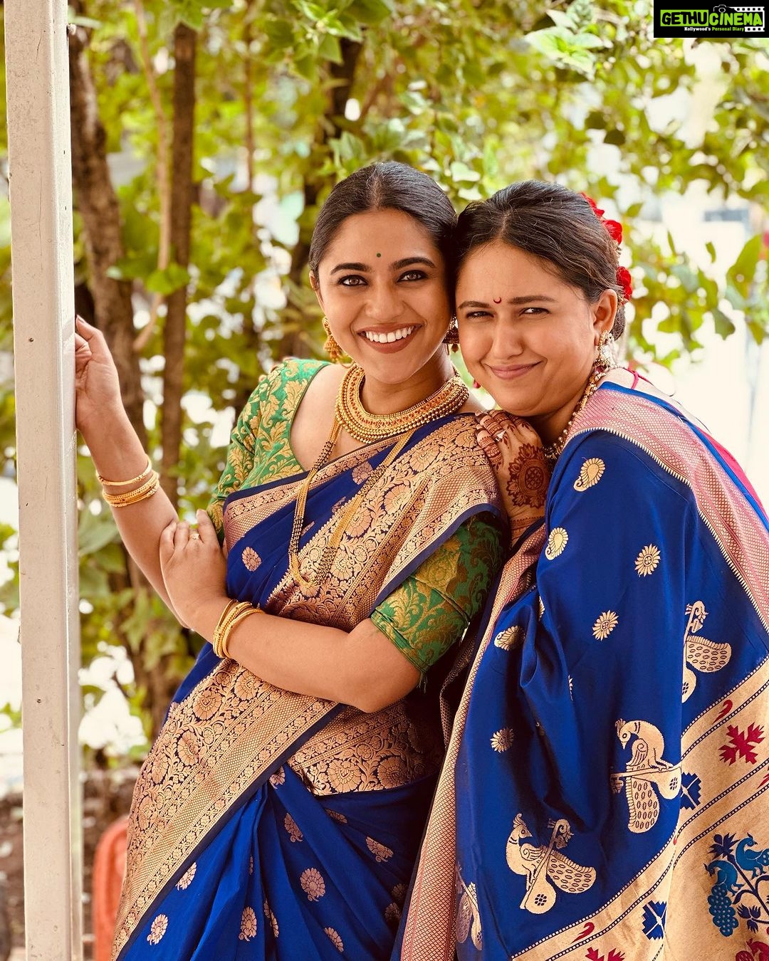 Mrunmayee Deshpande Instagram - जेवढे काढले तेवढे टाकले Pc - @swanandtendulkar #sisterlove #sisters #wedding #saree #sareelove