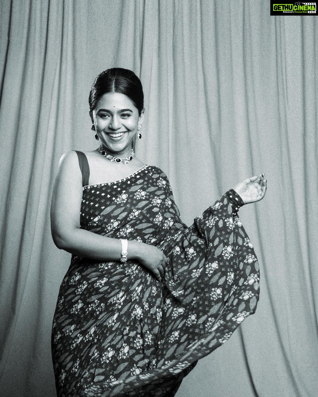 Mrunmayee Deshpande Instagram - 🖤🤍 Saree: @redpine_designs @vblitzcommunications Jewellery: @shillpapuriidesignerjewellery Styled by - @nehachaudhary_ Clicked by - @kalyaam_2.0 Makeup- @sujatakadam_ Hair - @snehakelkar906 #blackandwhite